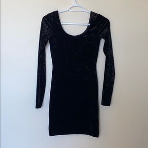 Mini dress, velvet, long sleeve black.